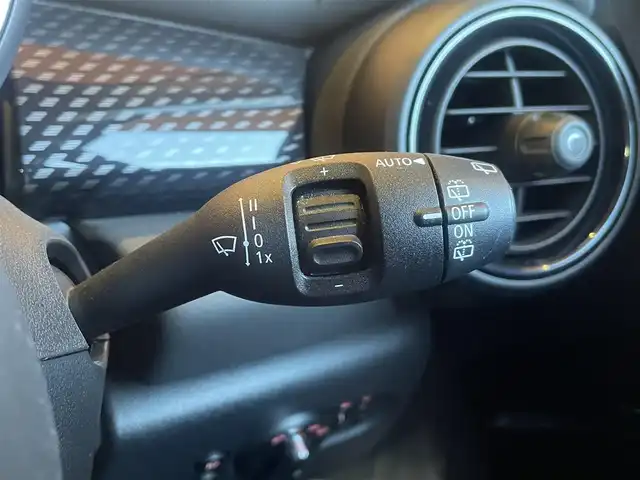 ＭＩＮＩ ミニ クーパー SD 愛知県 2020(令2)年 3.4万km ホワイト・シルバー ペッパーＰＫＧ　/インテリジェントセーフティ　/アクティブクルーズコントロール　/ナビ　/Ｂｌｕｅｔｏｏｔｈ　/バックカメラ　/コーナーセンサー　/コンフォートアクセス　/ＬＥＤオートライト　/ドライブレコーダー