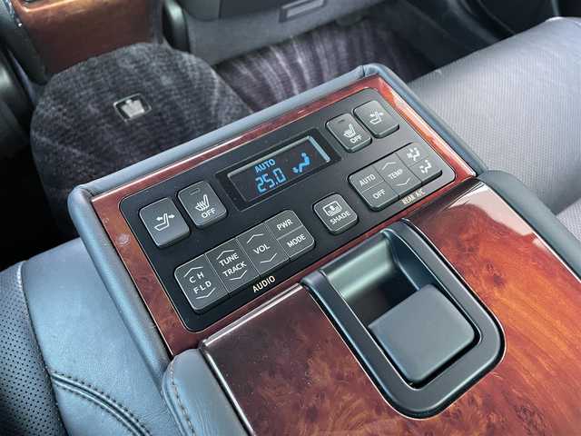 トヨタ クラウン マジェスタ Fバージョン 島根県 2014(平26)年 6.9万km ブラック 純正HDDナビ/CD/DVD//Bluetooth/DTV/バックカメラ/レーダークルーズコントロール/全席パワーシート/全席シートヒーター/メモリシート/クリアランスソナー /BSM/ドアバイザー/スマートキー/プッシュスタート/イージークローザー/ビルトインETC/ドライブレコーダー/ステアリングスイッチ/ステアリングヒーター/前席独立エアコン/リア席サイドエアバッグ