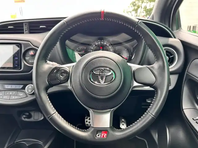 トヨタ ヴィッツ GRMNターボ 宮城県 2018(平30)年 0.6万km スーパーホワイトⅡ 限定150台/スーパーチャージャー/6速MT/社外ナビ/・CD/DVD/・Bluetooth/・フルセグTV/ETC/ドライブレコーダー/革巻きステアリング/ステアリングスイッチ/LEDヘッドランプ/フォグランプ/オートライト/電動格納ミラー/純正17インチAW（BBS製）/純正フロアマット/トノカバー/W/サイド/カーテン/ニーエアバッグ