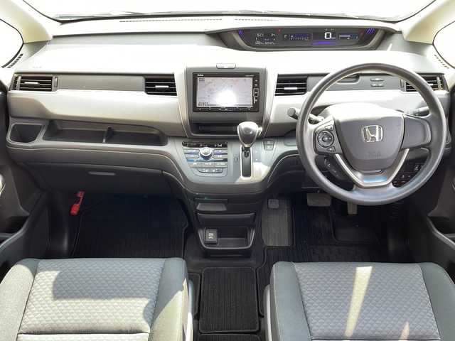 ホンダ フリード＋ G 道北・旭川 2018(平30)年 2.6万km ホワイトオーキッドパール ・4WD/・寒冷地仕様/・禁煙車/・純正ナビ CD/DVD/SD/BT/フルセグ/・両側パワースライドドア/・シートヒーター/・LEDヘッドライト/・バックカメラ/・ドライブレコーダー/・オートライト/・フォグランプ/・ビルトインETC/・純正ホイール付冬タイヤ積載/・サンシェード/・純正フロアマット/・保証書/・取説