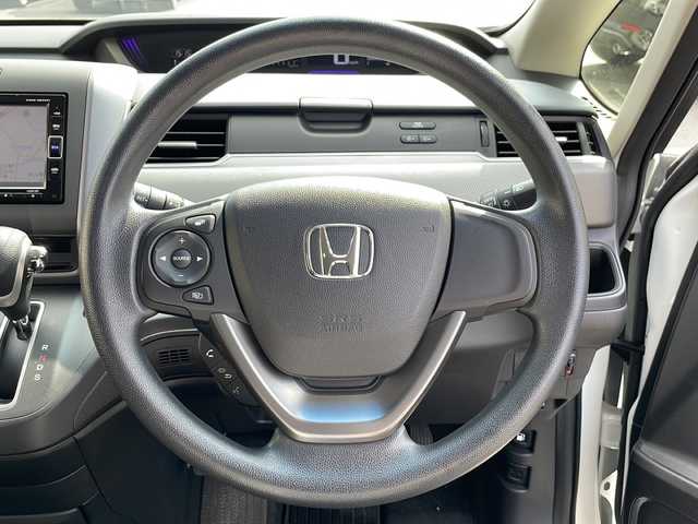 ホンダ フリード＋ G 道北・旭川 2018(平30)年 2.6万km ホワイトオーキッドパール ・4WD/・寒冷地仕様/・禁煙車/・純正ナビ CD/DVD/SD/BT/フルセグ/・両側パワースライドドア/・シートヒーター/・LEDヘッドライト/・バックカメラ/・ドライブレコーダー/・オートライト/・フォグランプ/・ビルトインETC/・純正ホイール付冬タイヤ積載/・サンシェード/・純正フロアマット/・保証書/・取説
