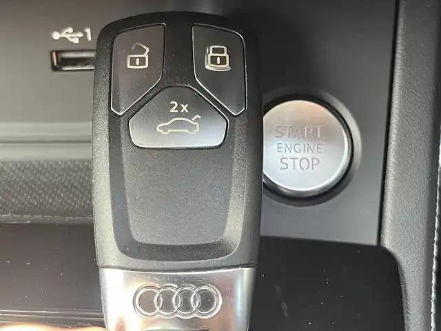 アウディ Ａ４ 40TDIクワトロ Sライン 静岡県 2022(令4)年 2.2万km ミトスブラックメタリック マトリクスLEDヘッドライト/ハーフレザーシート/電動リアゲート/サイドアシスト/バーチャルコックピット/MMI/(Bluetooth/CarPlay/フルセグ)/衝突被害軽減システム/360°カメラ/アダプティブクルーズコントロール/レーンキープアシスト/パーキングアシスト/メモリー付パワーシート/全席シートヒーター/アドバンストキー/ETC2.0/ドライブレコーダー/純正フロアマット/純正18インチアルミホイール/保証書/取扱説明書