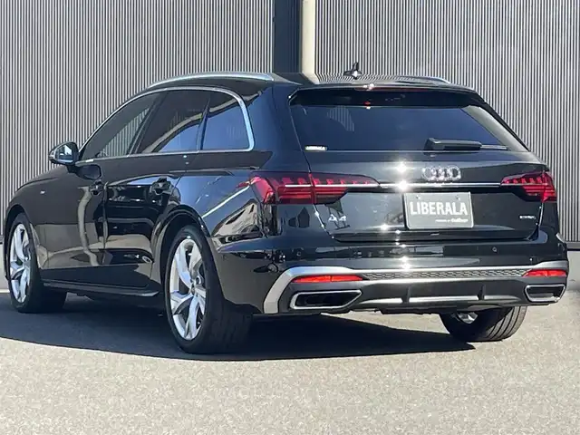 アウディ Ａ４ アバント 40TDIクワトロ Sライン 香川県 2022(令4)年 2.2万km ミトスブラックメタリック マトリクスLEDヘッドライト/ハーフレザーシート/電動リアゲート/サイドアシスト/バーチャルコックピット/MMI/(Bluetooth/CarPlay/フルセグ)/衝突被害軽減システム/360°カメラ/アダプティブクルーズコントロール/レーンキープアシスト/パーキングアシスト/メモリー付パワーシート/全席シートヒーター/アドバンストキー/ETC2.0/ドライブレコーダー/純正フロアマット/純正18インチアルミホイール/保証書/取扱説明書