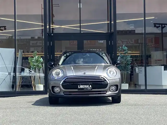 ＭＩＮＩ ミニ クラブマン クーパー 福岡県 2017(平29)年 6.8万km メルティングシルバーM ACC/コンフォートアクセス/純正ナビ/バックカメラ/オートラート/ミラー型ETC/前後ドラレコ