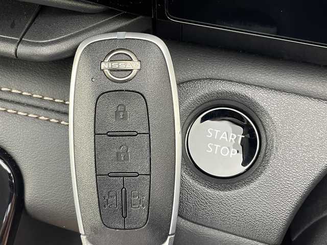日産 セレナ e－パワー ハイウェイスター V 茨城県 2024(令6)年 0.9万km プリズムホワイト 12.3型NissanConnectナビゲーションシステム/アラウンドビューモニター/フルセグ/ワイヤレス充電器/インテリジェントルームミラー/プロパイロット/衝突被害軽減ブレーキ/車線逸脱抑制装置/オートマチックハイビーム/BSI/ソナー/両側電動スライドドア/ETC2.0/ドラレコ/純正15インチAW/LEDヘッドライト/スマートキー