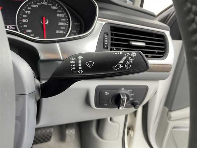 アウディ Ａ６ アバント 2．8 FSI クワトロ 福井県 2012(平24)年 8.3万km 白 純正ナビゲーション/【AM/FM/CD/Bluetooth/フルセグTV】/バックカメラ/ETC/パワーシート（運転席/助手席）/シートヒーター（運転席/助手席））/本革シート（グレー）/電動リアゲート/クルーズコントロール（追従なし）/コーナーセンサー（前後）/プッシュスタート/スマートキー/オートライト/LEDヘッドライド/アイドリングストップ/MTモード付AT/取扱説明書