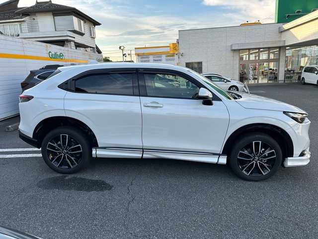 ホンダ ヴェゼル ハイブリッド e:HEV Z 埼玉県 2023(令5)年 2.7万km プラチナホワイトパール ワンオーナー/純正ディーラーメモリナビ/衝突被害軽減ブレーキ/ダウンヒルアシストコントロール/パワーバックドア/フルセグテレビ/バックカメラ/ETC/レーンアシスト/横滑り防止装置/クリアランスソナー/BSM/シートヒーター/ABS/パーキングアシスト/純正フロアマット/ドライブレコーダー/Bluetooth接続/DVD・CD再生/AAC/PW/PS/純正アルミホイール/プッシュスタート