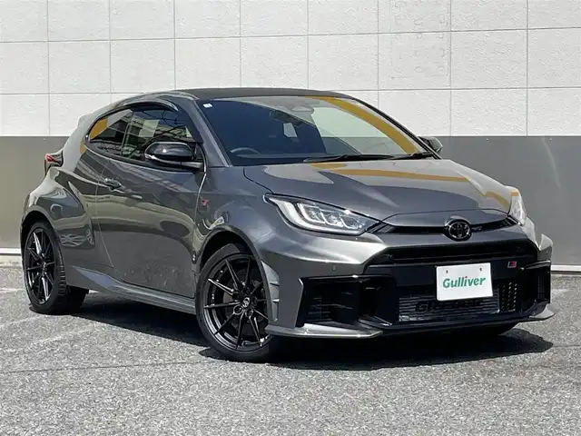 トヨタ ＧＲヤリス RZ ハイパフォーマンス 東京都 2025(令7)年 0.1万km グレー ワンオーナー/純正ディスプレイオーディオナビ/　フルセグTV/AppleCarPlay/FM/AM/バックカメラ/JBLプレミアムサウンドシステム/コンフォートパッケージ/サブラジエーター＋コールドエアーインテークダクト/プリクラッシュセーフティ/レーントレーシングアシスト/レーダークルーズコントロール/オートマチックハイビーム/発進遅れ告知/ブラインドスポットモニター/純正18インチBBSアルミホイール/カーボン調ルーフ/GR-FOURロゴ入空冷インタークーラー/ハーフレザーシート/シートヒーター/ETC2.0/LEDヘッドライト/オートライト/アルミペダル/GRレッドブレーキキャリパー/パドルシフト/ステアリングスイッチ/革巻きステアリングホイール/革巻きシフトノブ/革巻きパーキングブレーキ/プッシュスタート/スマートキー/トノカバー/電動格納ミラー/ウインカーミラー/GRスポーツフロアマット/GRスポーツサイドバイザー/保証書/取扱説明書/スペアキー