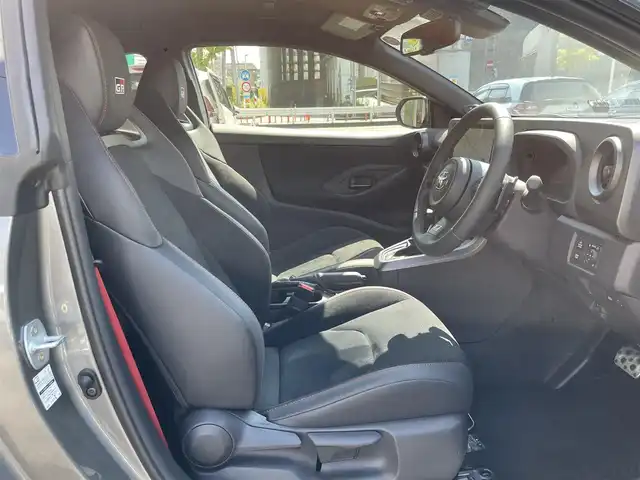トヨタ ＧＲヤリス RZ ハイパフォーマンス 東京都 2025(令7)年 0.1万km グレー ワンオーナー/純正ディスプレイオーディオナビ/　フルセグTV/AppleCarPlay/FM/AM/バックカメラ/JBLプレミアムサウンドシステム/コンフォートパッケージ/サブラジエーター＋コールドエアーインテークダクト/プリクラッシュセーフティ/レーントレーシングアシスト/レーダークルーズコントロール/オートマチックハイビーム/発進遅れ告知/ブラインドスポットモニター/純正18インチBBSアルミホイール/カーボン調ルーフ/GR-FOURロゴ入空冷インタークーラー/ハーフレザーシート/シートヒーター/ETC2.0/LEDヘッドライト/オートライト/アルミペダル/GRレッドブレーキキャリパー/パドルシフト/ステアリングスイッチ/革巻きステアリングホイール/革巻きシフトノブ/革巻きパーキングブレーキ/プッシュスタート/スマートキー/トノカバー/電動格納ミラー/ウインカーミラー/GRスポーツフロアマット/GRスポーツサイドバイザー/保証書/取扱説明書/スペアキー