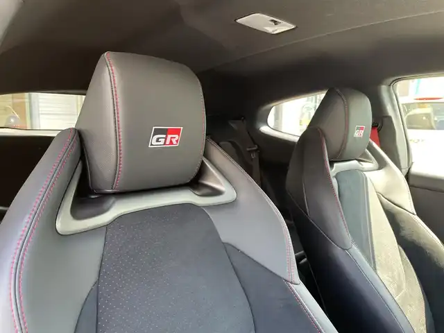 トヨタ ＧＲヤリス RZ ハイパフォーマンス 東京都 2025(令7)年 0.1万km グレー ワンオーナー/純正ディスプレイオーディオナビ/　フルセグTV/AppleCarPlay/FM/AM/バックカメラ/JBLプレミアムサウンドシステム/コンフォートパッケージ/サブラジエーター＋コールドエアーインテークダクト/プリクラッシュセーフティ/レーントレーシングアシスト/レーダークルーズコントロール/オートマチックハイビーム/発進遅れ告知/ブラインドスポットモニター/純正18インチBBSアルミホイール/カーボン調ルーフ/GR-FOURロゴ入空冷インタークーラー/ハーフレザーシート/シートヒーター/ETC2.0/LEDヘッドライト/オートライト/アルミペダル/GRレッドブレーキキャリパー/パドルシフト/ステアリングスイッチ/革巻きステアリングホイール/革巻きシフトノブ/革巻きパーキングブレーキ/プッシュスタート/スマートキー/トノカバー/電動格納ミラー/ウインカーミラー/GRスポーツフロアマット/GRスポーツサイドバイザー/保証書/取扱説明書/スペアキー