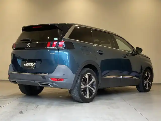 プジョー ５００８ GT ブルーHDi 熊本県 2020(令2)年 2.6万km エメラルドクリスタル ・スマートキー/・プッシュスタート/・パノラマサンルーフ /・アクティブセーフティブレーキ/・疲労検知/・ディレクショナルヘッドライト/・インテリジェントハイビーム/・レーンキープアシスト/・パーキングセンサー/・ブラインドスポットモニター/・ハーフレザーシート/・D席パワーシート/・前席シートヒーター /・純正ディスプレイオーディオ/　【Bluetooth・USB・AppleCarPlay・AndroidAuto】/・バックカメラ/・左サイドカメラ/・ETC/・ドライブレコーダー(前方録画)/・パワーバックドア/・LEDヘッドランプ/・LEDフォグランプ/・純正マット/・保証書/取説