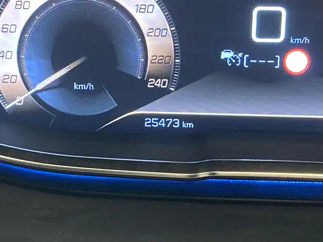 プジョー ５００８ GT ブルーHDi 熊本県 2020(令2)年 2.6万km エメラルドクリスタル ・スマートキー/・プッシュスタート/・パノラマサンルーフ /・アクティブセーフティブレーキ/・疲労検知/・ディレクショナルヘッドライト/・インテリジェントハイビーム/・レーンキープアシスト/・パーキングセンサー/・ブラインドスポットモニター/・ハーフレザーシート/・D席パワーシート/・前席シートヒーター /・純正ディスプレイオーディオ/　【Bluetooth・USB・AppleCarPlay・AndroidAuto】/・バックカメラ/・左サイドカメラ/・ETC/・ドライブレコーダー(前方録画)/・パワーバックドア/・LEDヘッドランプ/・LEDフォグランプ/・純正マット/・保証書/取説