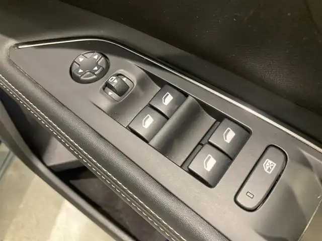 プジョー ５００８ GT ブルーHDi 熊本県 2020(令2)年 2.6万km エメラルドクリスタル ・スマートキー/・プッシュスタート/・パノラマサンルーフ /・アクティブセーフティブレーキ/・疲労検知/・ディレクショナルヘッドライト/・インテリジェントハイビーム/・レーンキープアシスト/・パーキングセンサー/・ブラインドスポットモニター/・ハーフレザーシート/・D席パワーシート/・前席シートヒーター /・純正ディスプレイオーディオ/　【Bluetooth・USB・AppleCarPlay・AndroidAuto】/・バックカメラ/・左サイドカメラ/・ETC/・ドライブレコーダー(前方録画)/・パワーバックドア/・LEDヘッドランプ/・LEDフォグランプ/・純正マット/・保証書/取説