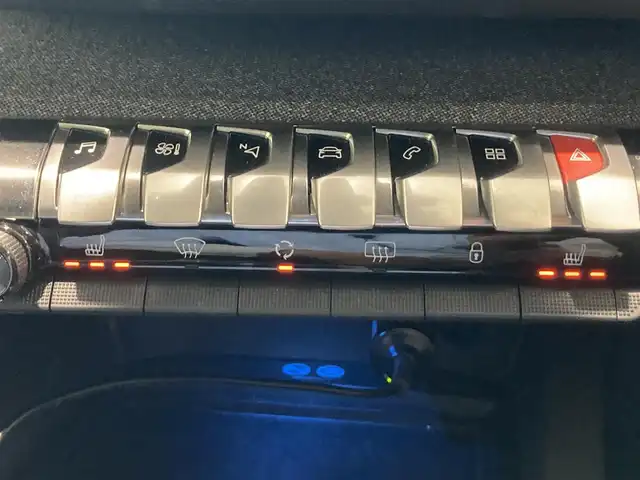 プジョー ５００８ GT ブルーHDi 熊本県 2020(令2)年 2.6万km エメラルドクリスタル ・スマートキー/・プッシュスタート/・パノラマサンルーフ /・アクティブセーフティブレーキ/・疲労検知/・ディレクショナルヘッドライト/・インテリジェントハイビーム/・レーンキープアシスト/・パーキングセンサー/・ブラインドスポットモニター/・ハーフレザーシート/・D席パワーシート/・前席シートヒーター /・純正ディスプレイオーディオ/　【Bluetooth・USB・AppleCarPlay・AndroidAuto】/・バックカメラ/・左サイドカメラ/・ETC/・ドライブレコーダー(前方録画)/・パワーバックドア/・LEDヘッドランプ/・LEDフォグランプ/・純正マット/・保証書/取説