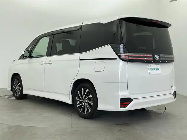 トヨタ ヴォクシー ハイブリッド S－Z 富山県 2023(令5)年 1.1万km ホワイトパールクリスタルシャイン 純正10.5型ディスプレイオーディオ/（AMFM/DVD/BT/USB/フルセグ）/バックカメラ/ドライブレコーダー/ETC/デジタルインナーミラー/ヘッドアップディスプレイ/両側パワースライドドア/オートホールド付電子パーキング/ハーフレザーシート/D/N席シートヒーター/快適温熱シート/衝突被害軽減システム/レーダークルーズコントロール/レーンキープアシスト/コーナーセンサー/横滑り防止装置/オートLEDライト/オートマチックハイビーム/純正アルミホイール/純正フロアマット/革巻きステアリング/ステアリングスイッチ/スマートキー/スペアキー