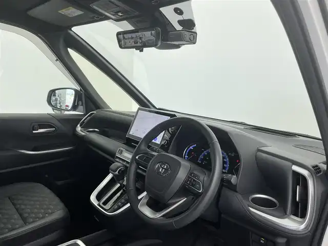 トヨタ ヴォクシー ハイブリッド S－Z 富山県 2023(令5)年 1.1万km ホワイトパールクリスタルシャイン 純正10.5型ディスプレイオーディオ/（AMFM/DVD/BT/USB/フルセグ）/バックカメラ/ドライブレコーダー/ETC/デジタルインナーミラー/ヘッドアップディスプレイ/両側パワースライドドア/オートホールド付電子パーキング/ハーフレザーシート/D/N席シートヒーター/快適温熱シート/衝突被害軽減システム/レーダークルーズコントロール/レーンキープアシスト/コーナーセンサー/横滑り防止装置/オートLEDライト/オートマチックハイビーム/純正アルミホイール/純正フロアマット/革巻きステアリング/ステアリングスイッチ/スマートキー/スペアキー