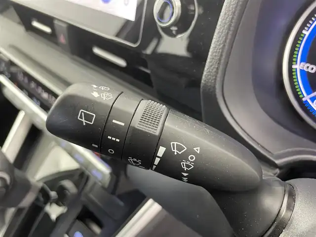 トヨタ ヴォクシー ハイブリッド S－Z 富山県 2023(令5)年 1.1万km ホワイトパールクリスタルシャイン 純正10.5型ディスプレイオーディオ/（AMFM/DVD/BT/USB/フルセグ）/バックカメラ/ドライブレコーダー/ETC/デジタルインナーミラー/ヘッドアップディスプレイ/両側パワースライドドア/オートホールド付電子パーキング/ハーフレザーシート/D/N席シートヒーター/快適温熱シート/衝突被害軽減システム/レーダークルーズコントロール/レーンキープアシスト/コーナーセンサー/横滑り防止装置/オートLEDライト/オートマチックハイビーム/純正アルミホイール/純正フロアマット/革巻きステアリング/ステアリングスイッチ/スマートキー/スペアキー