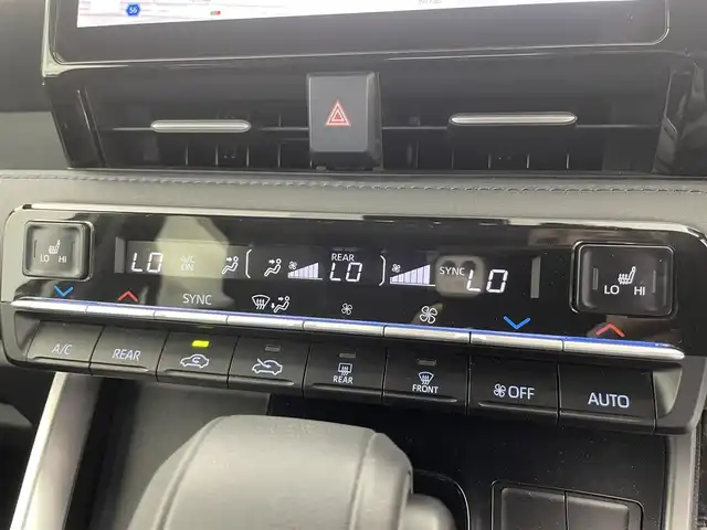 トヨタ ヴォクシー ハイブリッド S－Z 富山県 2023(令5)年 1.1万km ホワイトパールクリスタルシャイン 純正10.5型ディスプレイオーディオ/（AMFM/DVD/BT/USB/フルセグ）/バックカメラ/ドライブレコーダー/ETC/デジタルインナーミラー/ヘッドアップディスプレイ/両側パワースライドドア/オートホールド付電子パーキング/ハーフレザーシート/D/N席シートヒーター/快適温熱シート/衝突被害軽減システム/レーダークルーズコントロール/レーンキープアシスト/コーナーセンサー/横滑り防止装置/オートLEDライト/オートマチックハイビーム/純正アルミホイール/純正フロアマット/革巻きステアリング/ステアリングスイッチ/スマートキー/スペアキー