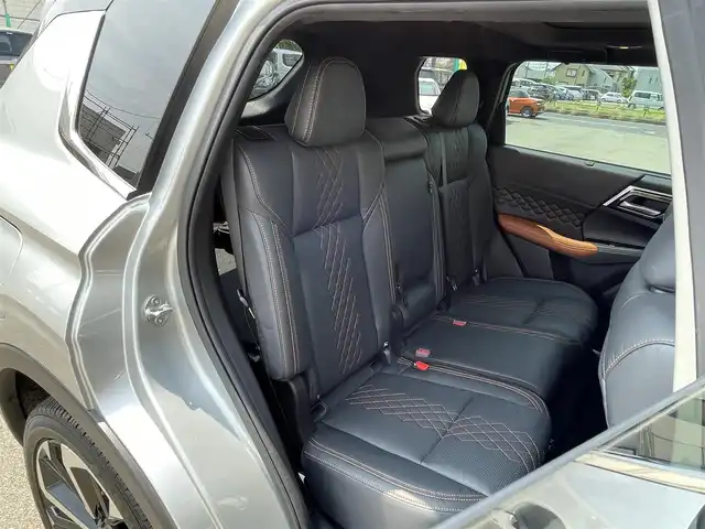 三菱 アウトランダー ＰＨＥＶ P 群馬県 2022(令4)年 7.2万km スターリングシルバーM サンルーフ　/純正ナビ　/全周囲カメラ　/フルセグ・Ｂｌｕｅｔｏｏｔｈ　/マイパイロット　/シートヒーター　/アダクティブクルーズコントロール　/電動リアドア　/ドライブレコーダー　/ＥＴＣ２．０　/レーンアシスト　/ハーフレザー/純正フロアマット