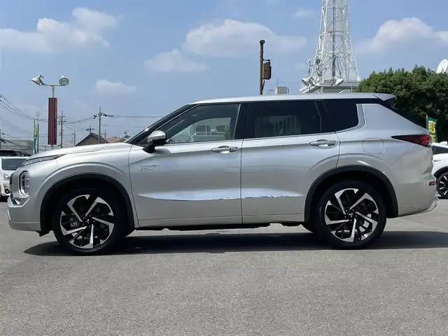 三菱 アウトランダー ＰＨＥＶ P 群馬県 2022(令4)年 7.2万km スターリングシルバーM サンルーフ　/純正ナビ　/全周囲カメラ　/フルセグ・Ｂｌｕｅｔｏｏｔｈ　/マイパイロット　/シートヒーター　/アダクティブクルーズコントロール　/電動リアドア　/ドライブレコーダー　/ＥＴＣ２．０　/レーンアシスト　/ハーフレザー/純正フロアマット