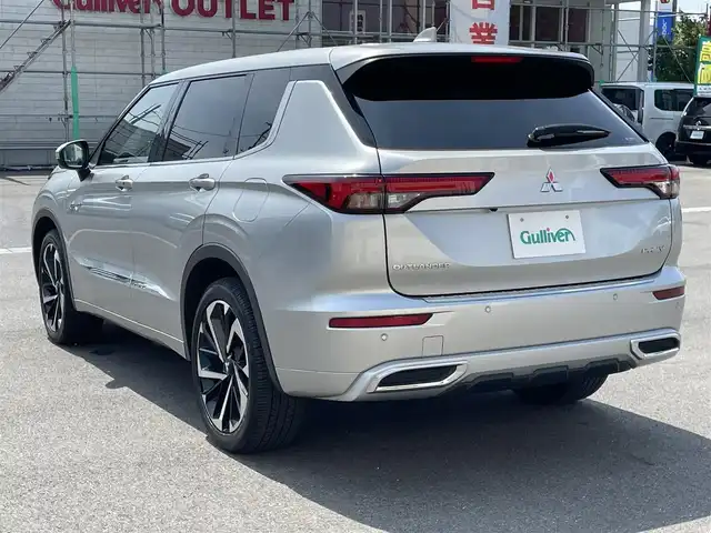 三菱 アウトランダー ＰＨＥＶ P 群馬県 2022(令4)年 7.2万km スターリングシルバーM サンルーフ　/純正ナビ　/全周囲カメラ　/フルセグ・Ｂｌｕｅｔｏｏｔｈ　/マイパイロット　/シートヒーター　/アダクティブクルーズコントロール　/電動リアドア　/ドライブレコーダー　/ＥＴＣ２．０　/レーンアシスト　/ハーフレザー/純正フロアマット