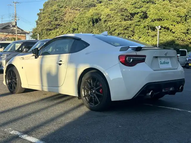 トヨタ ８６ GT リミテッド ブラックPKG 大阪府 2018(平30)年 2.1万km クリスタルホワイトパール ナビ　/フルセグ　/Ｂｌｕｅｔｏｏｔｈ　/バックカメラ　/ハーフレザーシート　/シートヒーター　/ブレンボキャリパー/ドライブレコーダー/クルーズコントロール　/ＬＥＤヘッドライト　/オートライト　/純正マット　/バイザー　/ＥＴＣ