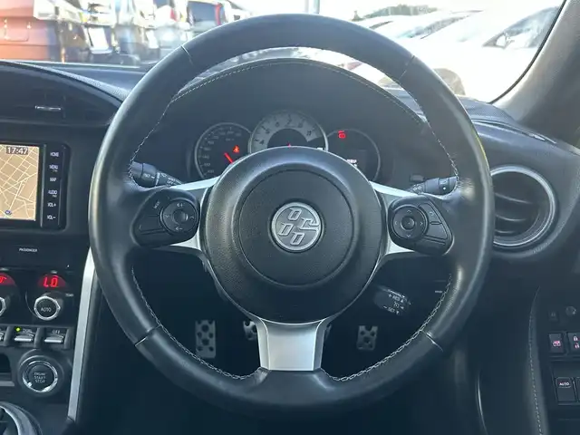 トヨタ ８６ GT リミテッド ブラックPKG 大阪府 2018(平30)年 2.1万km クリスタルホワイトパール ナビ　/フルセグ　/Ｂｌｕｅｔｏｏｔｈ　/バックカメラ　/ハーフレザーシート　/シートヒーター　/ブレンボキャリパー/ドライブレコーダー/クルーズコントロール　/ＬＥＤヘッドライト　/オートライト　/純正マット　/バイザー　/ＥＴＣ