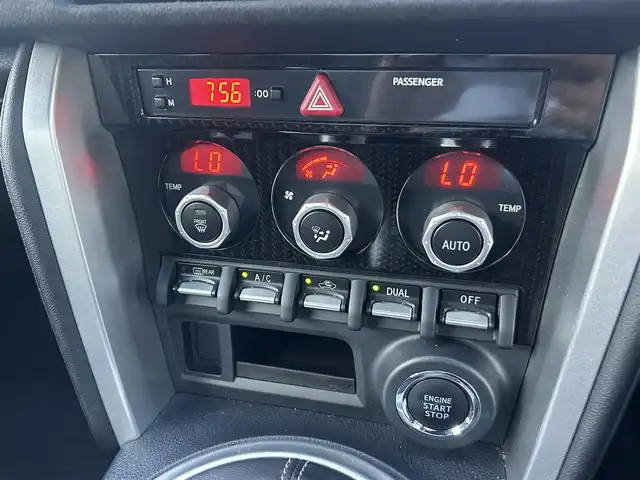 トヨタ ８６ GT リミテッド ブラックPKG 大阪府 2018(平30)年 2.1万km クリスタルホワイトパール ナビ　/フルセグ　/Ｂｌｕｅｔｏｏｔｈ　/バックカメラ　/ハーフレザーシート　/シートヒーター　/ブレンボキャリパー/ドライブレコーダー/クルーズコントロール　/ＬＥＤヘッドライト　/オートライト　/純正マット　/バイザー　/ＥＴＣ