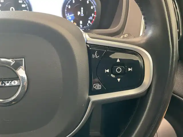 ボルボ ボルボ ＸＣ９０ B6 AWD インスクリプション 熊本県 2022(令4)年 3.1万km ぺブルグレー ・スマートキー/・プッシュスタート/・パノラマサンルーフ /・City Safety/・レーンキープエイド/・ロードサインインフォメーション/・ドライバーアラート/・パーキングアシスト/・クロストラフィックモニター/・車間警告/・ブラインドスポットモニター/・アクティブ・ベンディング・ライト/・衝突回避/・オートハイビーム/・クルーズコントロール(追従式)/・茶革シート/・前席パワーシート/・前席エアシート /・４席シートヒーター /・ハンドルヒーター /・純正メモリナビ/　【Bluetooth・USB・AppleCarPlay・AndroidAuto】/・Bowers&Wilkinsサウンドシステム/・フルセグTV/・全方位カメラ/・ワイヤレス充電/・ヘッドアップディスプレイ/・ETC/・パワーバックドア/・LEDヘッドランプ/・LEDフォグランプ/・純正マット/・保証書/取説