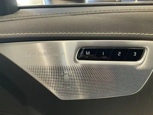 ボルボ ボルボ ＸＣ９０ B6 AWD インスクリプション 熊本県 2022(令4)年 3.1万km ぺブルグレー ・スマートキー/・プッシュスタート/・パノラマサンルーフ /・City Safety/・レーンキープエイド/・ロードサインインフォメーション/・ドライバーアラート/・パーキングアシスト/・クロストラフィックモニター/・車間警告/・ブラインドスポットモニター/・アクティブ・ベンディング・ライト/・衝突回避/・オートハイビーム/・クルーズコントロール(追従式)/・茶革シート/・前席パワーシート/・前席エアシート /・４席シートヒーター /・ハンドルヒーター /・純正メモリナビ/　【Bluetooth・USB・AppleCarPlay・AndroidAuto】/・Bowers&Wilkinsサウンドシステム/・フルセグTV/・全方位カメラ/・ワイヤレス充電/・ヘッドアップディスプレイ/・ETC/・パワーバックドア/・LEDヘッドランプ/・LEDフォグランプ/・純正マット/・保証書/取説