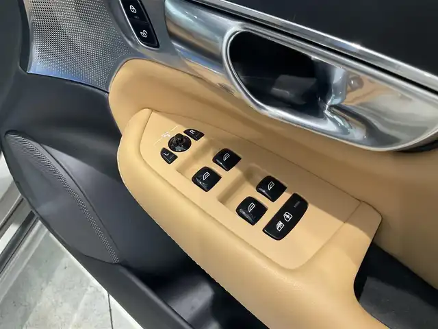 ボルボ ボルボ ＸＣ９０ B6 AWD インスクリプション 熊本県 2022(令4)年 3.1万km ぺブルグレー ・スマートキー/・プッシュスタート/・パノラマサンルーフ /・City Safety/・レーンキープエイド/・ロードサインインフォメーション/・ドライバーアラート/・パーキングアシスト/・クロストラフィックモニター/・車間警告/・ブラインドスポットモニター/・アクティブ・ベンディング・ライト/・衝突回避/・オートハイビーム/・クルーズコントロール(追従式)/・茶革シート/・前席パワーシート/・前席エアシート /・４席シートヒーター /・ハンドルヒーター /・純正メモリナビ/　【Bluetooth・USB・AppleCarPlay・AndroidAuto】/・Bowers&Wilkinsサウンドシステム/・フルセグTV/・全方位カメラ/・ワイヤレス充電/・ヘッドアップディスプレイ/・ETC/・パワーバックドア/・LEDヘッドランプ/・LEDフォグランプ/・純正マット/・保証書/取説