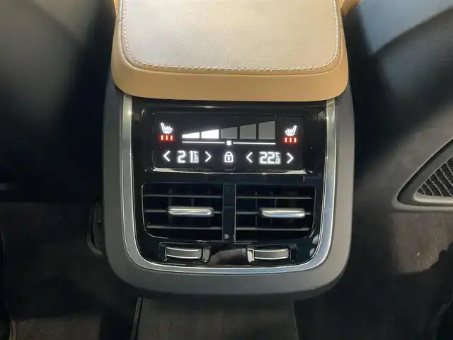 ボルボ ボルボ ＸＣ９０ B6 AWD インスクリプション 熊本県 2022(令4)年 3.1万km ぺブルグレー ・スマートキー/・プッシュスタート/・パノラマサンルーフ /・City Safety/・レーンキープエイド/・ロードサインインフォメーション/・ドライバーアラート/・パーキングアシスト/・クロストラフィックモニター/・車間警告/・ブラインドスポットモニター/・アクティブ・ベンディング・ライト/・衝突回避/・オートハイビーム/・クルーズコントロール(追従式)/・茶革シート/・前席パワーシート/・前席エアシート /・４席シートヒーター /・ハンドルヒーター /・純正メモリナビ/　【Bluetooth・USB・AppleCarPlay・AndroidAuto】/・Bowers&Wilkinsサウンドシステム/・フルセグTV/・全方位カメラ/・ワイヤレス充電/・ヘッドアップディスプレイ/・ETC/・パワーバックドア/・LEDヘッドランプ/・LEDフォグランプ/・純正マット/・保証書/取説