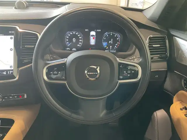 ボルボ ボルボ ＸＣ９０ B6 AWD インスクリプション 熊本県 2022(令4)年 3.1万km ぺブルグレー ・スマートキー/・プッシュスタート/・パノラマサンルーフ /・City Safety/・レーンキープエイド/・ロードサインインフォメーション/・ドライバーアラート/・パーキングアシスト/・クロストラフィックモニター/・車間警告/・ブラインドスポットモニター/・アクティブ・ベンディング・ライト/・衝突回避/・オートハイビーム/・クルーズコントロール(追従式)/・茶革シート/・前席パワーシート/・前席エアシート /・４席シートヒーター /・ハンドルヒーター /・純正メモリナビ/　【Bluetooth・USB・AppleCarPlay・AndroidAuto】/・Bowers&Wilkinsサウンドシステム/・フルセグTV/・全方位カメラ/・ワイヤレス充電/・ヘッドアップディスプレイ/・ETC/・パワーバックドア/・LEDヘッドランプ/・LEDフォグランプ/・純正マット/・保証書/取説