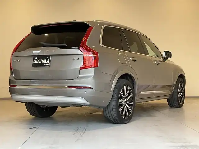 ボルボ ボルボ ＸＣ９０ B6 AWD インスクリプション 熊本県 2022(令4)年 3.1万km ぺブルグレー ・スマートキー/・プッシュスタート/・パノラマサンルーフ /・City Safety/・レーンキープエイド/・ロードサインインフォメーション/・ドライバーアラート/・パーキングアシスト/・クロストラフィックモニター/・車間警告/・ブラインドスポットモニター/・アクティブ・ベンディング・ライト/・衝突回避/・オートハイビーム/・クルーズコントロール(追従式)/・茶革シート/・前席パワーシート/・前席エアシート /・４席シートヒーター /・ハンドルヒーター /・純正メモリナビ/　【Bluetooth・USB・AppleCarPlay・AndroidAuto】/・Bowers&Wilkinsサウンドシステム/・フルセグTV/・全方位カメラ/・ワイヤレス充電/・ヘッドアップディスプレイ/・ETC/・パワーバックドア/・LEDヘッドランプ/・LEDフォグランプ/・純正マット/・保証書/取説