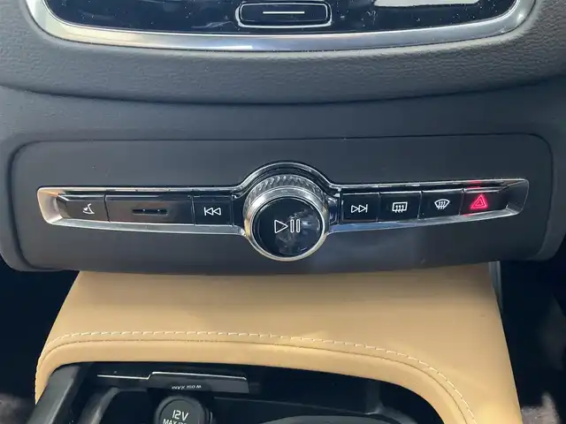 ボルボ ボルボ ＸＣ９０ B6 AWD インスクリプション 熊本県 2022(令4)年 3.1万km ぺブルグレー ・スマートキー/・プッシュスタート/・パノラマサンルーフ /・City Safety/・レーンキープエイド/・ロードサインインフォメーション/・ドライバーアラート/・パーキングアシスト/・クロストラフィックモニター/・車間警告/・ブラインドスポットモニター/・アクティブ・ベンディング・ライト/・衝突回避/・オートハイビーム/・クルーズコントロール(追従式)/・茶革シート/・前席パワーシート/・前席エアシート /・４席シートヒーター /・ハンドルヒーター /・純正メモリナビ/　【Bluetooth・USB・AppleCarPlay・AndroidAuto】/・Bowers&Wilkinsサウンドシステム/・フルセグTV/・全方位カメラ/・ワイヤレス充電/・ヘッドアップディスプレイ/・ETC/・パワーバックドア/・LEDヘッドランプ/・LEDフォグランプ/・純正マット/・保証書/取説