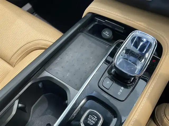 ボルボ ボルボ ＸＣ９０ B6 AWD インスクリプション 熊本県 2022(令4)年 3.1万km ぺブルグレー ・スマートキー/・プッシュスタート/・パノラマサンルーフ /・City Safety/・レーンキープエイド/・ロードサインインフォメーション/・ドライバーアラート/・パーキングアシスト/・クロストラフィックモニター/・車間警告/・ブラインドスポットモニター/・アクティブ・ベンディング・ライト/・衝突回避/・オートハイビーム/・クルーズコントロール(追従式)/・茶革シート/・前席パワーシート/・前席エアシート /・４席シートヒーター /・ハンドルヒーター /・純正メモリナビ/　【Bluetooth・USB・AppleCarPlay・AndroidAuto】/・Bowers&Wilkinsサウンドシステム/・フルセグTV/・全方位カメラ/・ワイヤレス充電/・ヘッドアップディスプレイ/・ETC/・パワーバックドア/・LEDヘッドランプ/・LEDフォグランプ/・純正マット/・保証書/取説