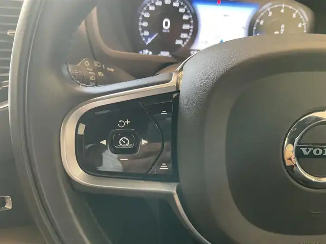 ボルボ ボルボ ＸＣ９０ B6 AWD インスクリプション 熊本県 2022(令4)年 3.1万km ぺブルグレー ・スマートキー/・プッシュスタート/・パノラマサンルーフ /・City Safety/・レーンキープエイド/・ロードサインインフォメーション/・ドライバーアラート/・パーキングアシスト/・クロストラフィックモニター/・車間警告/・ブラインドスポットモニター/・アクティブ・ベンディング・ライト/・衝突回避/・オートハイビーム/・クルーズコントロール(追従式)/・茶革シート/・前席パワーシート/・前席エアシート /・４席シートヒーター /・ハンドルヒーター /・純正メモリナビ/　【Bluetooth・USB・AppleCarPlay・AndroidAuto】/・Bowers&Wilkinsサウンドシステム/・フルセグTV/・全方位カメラ/・ワイヤレス充電/・ヘッドアップディスプレイ/・ETC/・パワーバックドア/・LEDヘッドランプ/・LEDフォグランプ/・純正マット/・保証書/取説