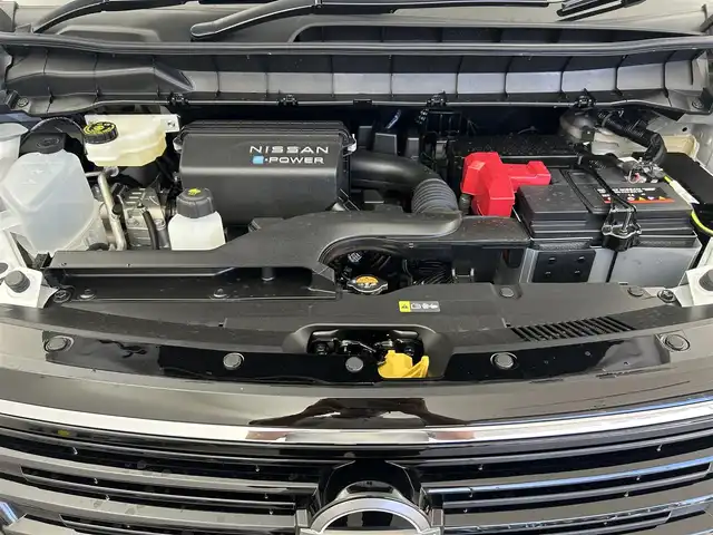 日産 セレナ e－パワー ハイウェイスター V 千葉県 2025(令7)年 0.1千km パールⅡ 登録済未使用車/エマージェンシーブレーキ/・プロパイロット/・レーンキープアシスト/・車線逸脱警報システム/・ブラインドスポットモニター/・クリアランスソナー/純正12.3インチコネクティッドナビ/・USB/Bluetooth/フルセグTV/・アラウンドビューモニター/・ビルトインETC2.0/・インテリジェントルームミラー/・純正前後ドライブレコーダー/両側電動ドア/革巻きステアリング/・ステアリングスイッチ/電子パーキング/・ブレーキホールド/ハーフレザーシート/左右独立エアコン/置くだけ充電/オートライト/・オートマチックハイビーム/・LEDヘッドライト/・LEDフォグランプ/純正16インチAW/電動格納ウインカーミラー/プッシュスタート/・スマートキー/・スペアキー/取扱説明書、新車時保証書