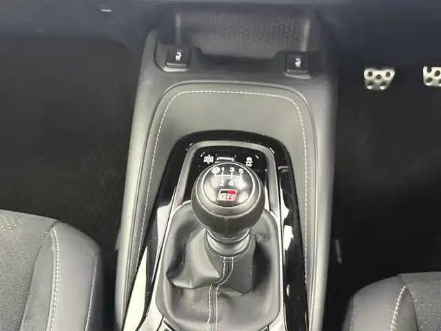 トヨタ ＧＲカローラ RZ 愛知県 2024(令6)年 3万km グレー 6MT車/4WD/ターボ/GR仕様車/　　・リヤスポイラー/　　・専用ブレーキキャリパー/　　・専用フロアマット/トヨタセーフティセンス/　　・プリクラッシュセーフティ/　　・レーダークルーズコントロール/　　・レーントレーシングアシスト/　　・レーンディバーチャーアラート/　　・オートマチックハイビーム/純正10.5インチナビ/　　BT/フルセグ/JBLサウンドシステム/バックカメラ/ビルトインETC2.0/革巻きステアリング/ステアリングリモコン/ステアリングヒーター/ハーフレザーシート/シートヒーター/純正LEDヘッドライト/フォグランプ/純正18インチアルミホイール