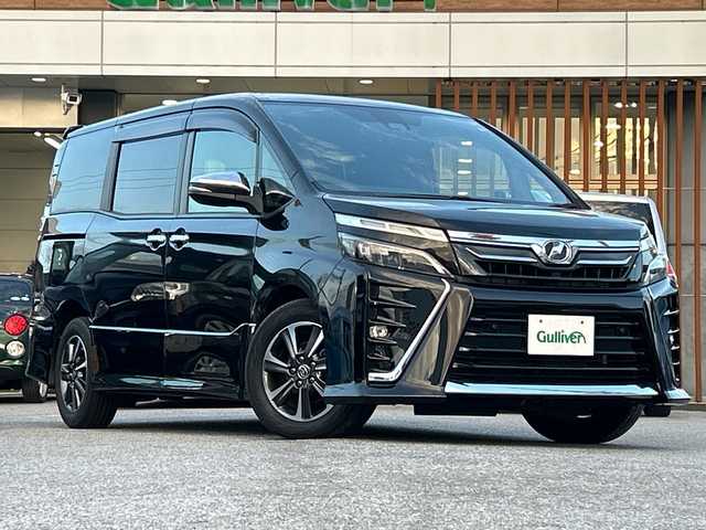 トヨタ ヴォクシー ZS 煌Ⅱ 沖縄県 2020(令2)年 4.6万km ブラック 純正ナビ/フルセグテレビ/バックカメラ/フリップダウンモニター/アイドリングストップ/クルーズコントロール/プッシュスタート/両側パワースライドドア/ETC/リアロールサンシェード/アダプティブハイビーム/コーナーセンサー/ドライブレコーダー/衝突被害軽減システム/スマートキー/Ｂｌｕｅｔｏｏｔｈ