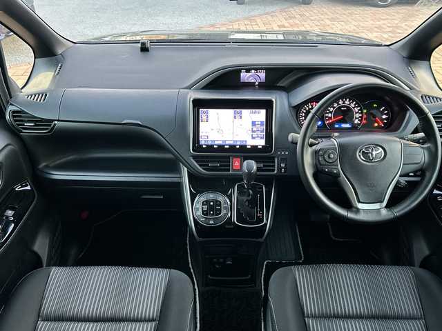 トヨタ ヴォクシー ZS 煌Ⅱ 沖縄県 2020(令2)年 4.6万km ブラック 純正ナビ/フルセグテレビ/バックカメラ/フリップダウンモニター/アイドリングストップ/クルーズコントロール/プッシュスタート/両側パワースライドドア/ETC/リアロールサンシェード/アダプティブハイビーム/コーナーセンサー/ドライブレコーダー/衝突被害軽減システム/スマートキー/Ｂｌｕｅｔｏｏｔｈ