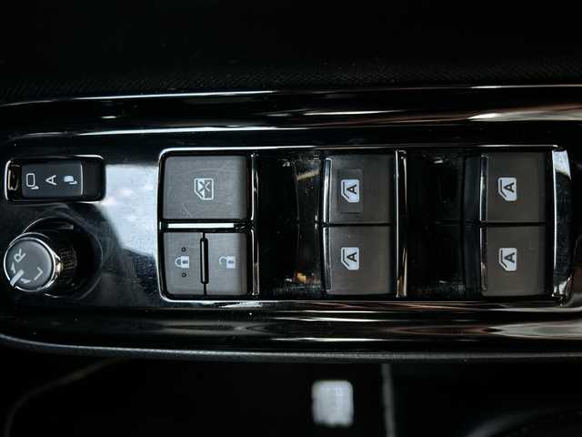 トヨタ ヴォクシー ZS 煌Ⅱ 沖縄県 2020(令2)年 4.6万km ブラック 純正ナビ/フルセグテレビ/バックカメラ/フリップダウンモニター/アイドリングストップ/クルーズコントロール/プッシュスタート/両側パワースライドドア/ETC/リアロールサンシェード/アダプティブハイビーム/コーナーセンサー/ドライブレコーダー/衝突被害軽減システム/スマートキー/Ｂｌｕｅｔｏｏｔｈ