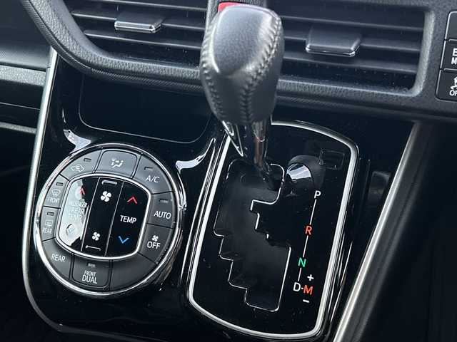 トヨタ ヴォクシー ZS 煌Ⅱ 沖縄県 2020(令2)年 4.6万km ブラック 純正ナビ/フルセグテレビ/バックカメラ/フリップダウンモニター/アイドリングストップ/クルーズコントロール/プッシュスタート/両側パワースライドドア/ETC/リアロールサンシェード/アダプティブハイビーム/コーナーセンサー/ドライブレコーダー/衝突被害軽減システム/スマートキー/Ｂｌｕｅｔｏｏｔｈ