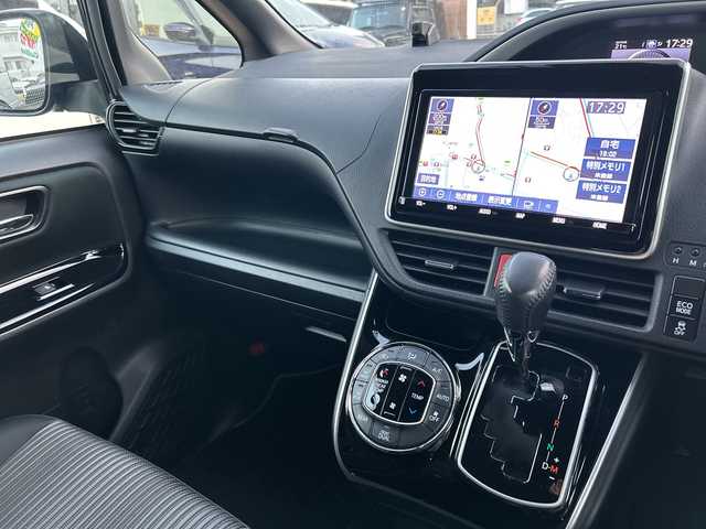 トヨタ ヴォクシー ZS 煌Ⅱ 沖縄県 2020(令2)年 4.6万km ブラック 純正ナビ/フルセグテレビ/バックカメラ/フリップダウンモニター/アイドリングストップ/クルーズコントロール/プッシュスタート/両側パワースライドドア/ETC/リアロールサンシェード/アダプティブハイビーム/コーナーセンサー/ドライブレコーダー/衝突被害軽減システム/スマートキー/Ｂｌｕｅｔｏｏｔｈ