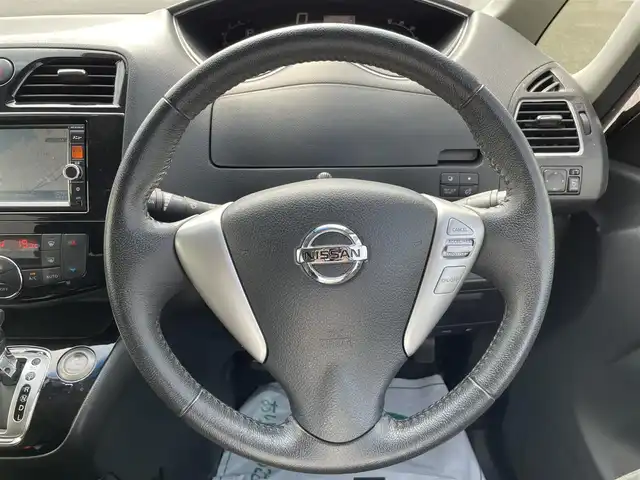 日産 セレナ HWS S HV Vセレ +Sefty 熊本県 2014(平26)年 4.8万km ブリリアントシルバー 純正ナビ/・AM/FM/CD/DVD/SD/USB/iPod/AUX/BT/・フルセグTV/バックカメラ/アイドリングストップ/横滑り防止機能/レーンキープアシスト/エマージェンシーブレーキ/オートライト/・フォグランプ/・LEDライト/電動格納ミラー/・ウィンカーミラー/ドアバイザー/純正フロアマット/純正アルミホイール/スマートキー