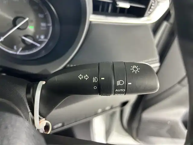 トヨタ ハリアー G 佐賀県 2023(令5)年 1.3万km プラチナホワイトパールマイカ 純正8インチディスプレイオーディオ/フルセグTV/Bluetooth/Androidauto/Applecarplay/バックカメラ/デジタルインナールームミラー/衝突被害軽減システム/ブラインドスポットモニター/レーダークルーズコントロール/レーンアシスト/パーキングサポートブレーキ/ロードサインアシスト/LEDヘッドライト/LEDフォグライト/オートライト/オートマチックハイビーム/電子パーキング/ブレーキホールド/ビルトインETC2.0/前後ドライブレコーダー/パワーバックドア/運転席パワーシート/ハーフレザーシート/ISOFIX対応/オートワイパー/純正18インチアルミホイール/純正フロアマット