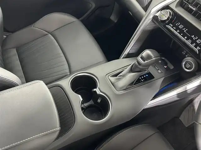 トヨタ ハリアー G 佐賀県 2023(令5)年 1.3万km プラチナホワイトパールマイカ 純正8インチディスプレイオーディオ/フルセグTV/Bluetooth/Androidauto/Applecarplay/バックカメラ/デジタルインナールームミラー/衝突被害軽減システム/ブラインドスポットモニター/レーダークルーズコントロール/レーンアシスト/パーキングサポートブレーキ/ロードサインアシスト/LEDヘッドライト/LEDフォグライト/オートライト/オートマチックハイビーム/電子パーキング/ブレーキホールド/ビルトインETC2.0/前後ドライブレコーダー/パワーバックドア/運転席パワーシート/ハーフレザーシート/ISOFIX対応/オートワイパー/純正18インチアルミホイール/純正フロアマット