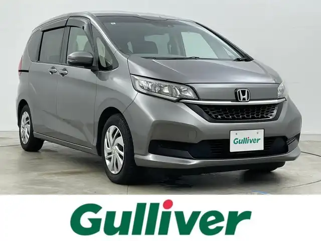 ホンダ フリード G ホンダセンシング 岡山県 2020(令2)年 5.6万km スーパープラチナグレーメタリック 純正9インチメモリナビ/　「フルセグ/BT/CD/DVD/USB」/フリップダウンモニター（HDMI接続有り）/ワイパーデアイサー/バックカメラ/追従型クルーズコントロール/ビルトインETC/前席シートヒーター/衝突軽減ブレーキシステム/車線逸脱防止システム/横滑り防止装置/純正１５インチアルミ/純正フロアマット/ヘッドライトレベライザー/ハロゲンヘッドライト（AUTO機能付き）/ステアリングスイッチ/プッシュスタート/スマートキー×1