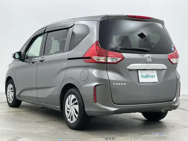 ホンダ フリード G ホンダセンシング 岡山県 2020(令2)年 5.6万km スーパープラチナグレーメタリック 純正9インチメモリナビ/　「フルセグ/BT/CD/DVD/USB」/フリップダウンモニター（HDMI接続有り）/ワイパーデアイサー/バックカメラ/追従型クルーズコントロール/ビルトインETC/前席シートヒーター/衝突軽減ブレーキシステム/車線逸脱防止システム/横滑り防止装置/純正１５インチアルミ/純正フロアマット/ヘッドライトレベライザー/ハロゲンヘッドライト（AUTO機能付き）/ステアリングスイッチ/プッシュスタート/スマートキー×1