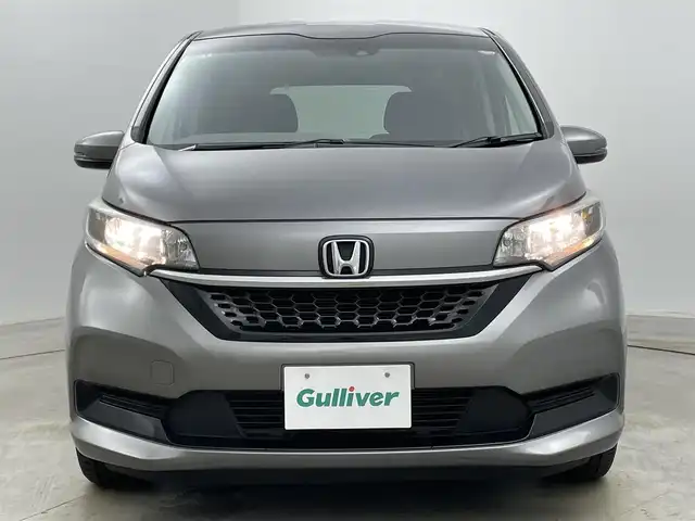 ホンダ フリード G ホンダセンシング 岡山県 2020(令2)年 5.6万km スーパープラチナグレーメタリック 純正9インチメモリナビ/　「フルセグ/BT/CD/DVD/USB」/フリップダウンモニター（HDMI接続有り）/ワイパーデアイサー/バックカメラ/追従型クルーズコントロール/ビルトインETC/前席シートヒーター/衝突軽減ブレーキシステム/車線逸脱防止システム/横滑り防止装置/純正１５インチアルミ/純正フロアマット/ヘッドライトレベライザー/ハロゲンヘッドライト（AUTO機能付き）/ステアリングスイッチ/プッシュスタート/スマートキー×1